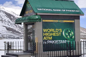 Máy rút tiền "cô đơn" nhất thế giới - cột mốc "check-in" du lịch mới ở độ cao 4.000m