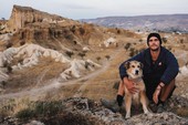 Chàng trai cùng cún cưng đi bộ vòng quanh thế giới suốt 7 năm
