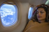 Vì sao nhiệt độ trên máy bay lúc nào cũng lạnh cóng, hành khách "rét run" nhưng phi hành đoàn lại thích thế?