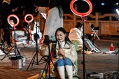 Xu hướng cực lạ tại Trung Quốc: livestream xuyên đêm ngoài đường để hút người hâm mộ trên TikTok, người xem càng nhiều thu nhập càng khủng