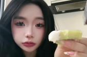 Mukbang trước tủ lạnh, gái xinh TikTok tạo ra trend mới, thu hút hàng triệu lượt xem