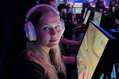 10 năm thi đấu chuyên nghiệp, nữ game thủ khiến tất cả xót xa khi phải "bán bánh" kiếm tiền