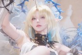 Nữ coser xinh đẹp biến hình khiến fan đứng ngồi không yên