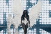 Cả thế giới đang choáng ngợp trước thiên thần Victoria's Secret này: "Viên ngọc đen" đẹp như AI lập trình, đổi đời ngoạn mục nhờ 1 bức ảnh