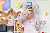 Nữ coser trình làng "outfit" lấy cảm hứng từ Pokémon, lộ vòng 2 lùm lùm vẫn tự tin ngút ngàn!