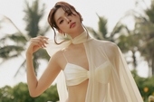 Diện áo hai dây tôn dáng tại Hội An, Hoa hậu Tiểu Vy nhận cơn mưa lời khen vì body quá mướt