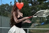 Biến sân Tennis thành "sàn diễn" đồ hở, cô gái gây bão mạng với sự bất chấp "càng chửi càng có tiền"