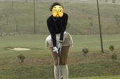 Cô gái bất chấp mưa bão ra sân golf "vung gậy": Mạng xã hội tranh cãi, mê thể thao hay làm màu?