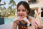 Hết Người Nhện, MXH giờ đây xuất hiện cả... hot girl Siêu Nhân đi tắm biển, tạo dáng!