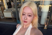 Bất ngờ "lên hình" ở Phú Quốc, người đẹp xứ Kim Chi khiến dân tình chao đảo với gu thời trang táo bạo giữa cảnh biển thơ mộng