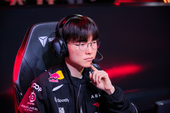 Cánh tay của Faker lại khiến fan "lo sốt vó"