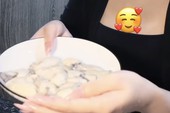 Chân ướt chân ráo sáng tạo nội dung ẩm thực, cô gái TikTok đã khiến cộng đồng bất ngờ khi chế biến hàu