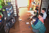 Cách dạy con khác lạ của bố Nhật: "Cho con chơi game thay vì học!"