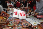 Giới trẻ chen chúc mua truyện tranh, sách giảm giá tại lễ hội