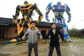 Choáng ngợp chú robot Transformers của hai cha con nông dân