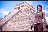 Bất ngờ với cosplay Lara Croft bên ngôi mộ cổ