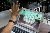 Trên tay laptop chơi game bằng cách "múa" tay tại Việt Nam