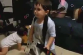 Cậu nhóc game thủ 2 tuổi khiến cả thế giới phải nhún nhảy