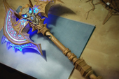 Mô hình rìu chiến cực kì ấn tượng của fan nữ Warcraft