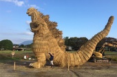 Bức tượng Godzilla cao 7 mét bằng... rơm gây sốt mạng xã hội