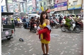 Xôn xao trước cô gái mặc đồ Pikachu hở hang giữa đường phố Hà Nội