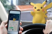 Vẫn có hàng nghìn người chơi Pokemon GO khi lái xe