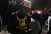 Đoạn phim tài liệu cho thấy người ta điên cuồng chơi Pokemon GO đến thế nào