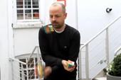 Không thể tin nổi, anh chàng này có thể vừa tung hứng vừa xếp Rubik