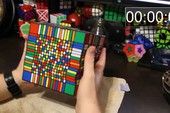 Không thể tin nổi là có người giải được khối Rubik khổng lồ này
