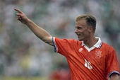 Dennis Bergkamp: Bay cao trong FIFA Online 3