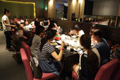 Cảm động tấm lòng của fan hâm mộ, SofM và đồng đội dắt dàn mỹ nữ đi ăn khuya ở nhà hàng Hàn Quốc