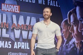 Captain America tiết lộ mình muốn hẹn hò với... Black Widow