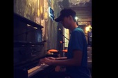 Chơi game giỏi, kinh doanh thông minh và giờ QTV lại trổ tài đánh Piano cực đỉnh... Soái ca là đây chứ đâu?