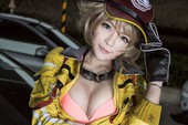 Mắt tròn mắt dẹt với cosplay mỹ nữ sửa xe nóng bỏng trong Final Fantasy XV