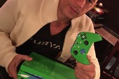 Cầm trên tay phiên bản Xbox One S đặc biệt lấy cảm hứng từ Paul Walker, Vin Diesel trông như vừa khóc xong