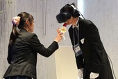Thanh niên F.A nhất Hệ mặt trời: tổ chức lễ cưới với vợ ảo bằng kính VR, trao nụ hôn vào que kem