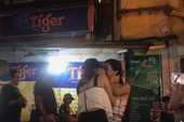 Nữ game thủ đồng tính tỏ tình công khai ‘gây sốt’ trên phố đi bộ Hà Nội
