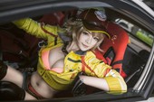 Mắt tròn mắt dẹt với cosplay mỹ nữ sửa xe nóng bỏng trong Final Fantasy XV