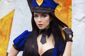 Cosplay nữ cảnh sát trưởng Caitlyn đầy khiêu khích trong Liên Minh Huyền Thoại