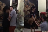 Nam game thủ "khóa môi" bạn gái ngay tại quán Net sau khi cầu hôn thành công