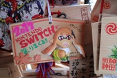 Game thủ Nhật thích Nintendo Switch đến nỗi... cầu xin thần linh giúp mình mua được máy
