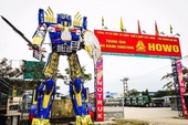 Robot khổng lồ nặng gần 8 tấn được một công ty ở Hà Nội mua về trưng bày trước cổng