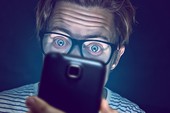 6 mẹo cực hữu ích giúp bảo vệ mắt khi dùng smartphone liên tục