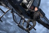 Hết đu máy bay, ai nấy được dịp thót tim khi Tom Cruise lại đu trực thăng ở "Mission: Impossible 6"