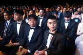 Vừa đại phá GAM xong, Young Generation lịch lãm như "trai Hàn" tham dự gala Wechoice Awards 2017, chụp chung với cả Đức Phúc