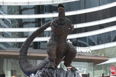 Chê tượng cũ không xứng tầm, người Nhật xây hẳn một bức tượng Godzilla mới cho hoành tráng