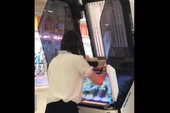 [Video] Xem nữ game thủ Nhật Bản "chiến" điện tử thùng "tay nhanh như chớp"
