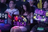 LMHT: Bị fan nữ đến tận nơi cổ vũ còn đòi hẹn hò, SofM lo sốt vó vì sợ bạn gái ở Việt Nam nổi cơn ghen