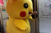 Những hình ảnh hài hước chỉ có trên tàu điện ngầm: Từ chị gái thái rau tới Pikachu thò tay ôm cột