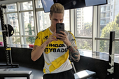 Nữ BLV nổi tiếng Trung Quốc bất ngờ khoe ảnh tập gym mặc áo Gigabyte Marines